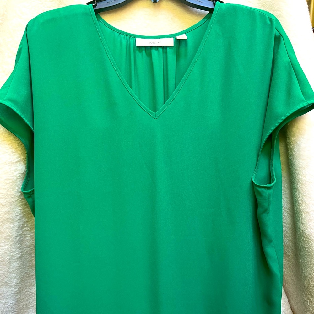 Sejour top size 0x; bright green, good condition
